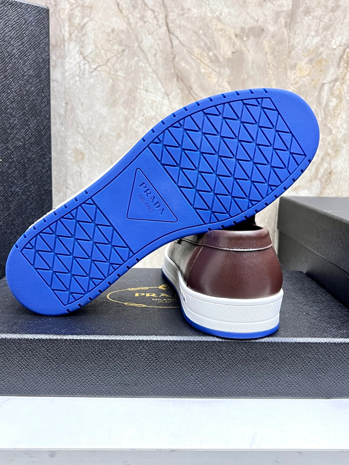 💰620 Prada classic men’s lace-up casual shoes｜Imported cowhide upper｜Layered stitching design on the upper Lightweight and breathable｜Soft and comfortable｜PRADA letters on the side｜Distinctive sporty style Showing the brand style｜Lightweight embossed rubber sole｜With cowhide foot pad lining｜Excellent foot feel Fashionable and elegant｜Size: 38-44 (customized at 45)